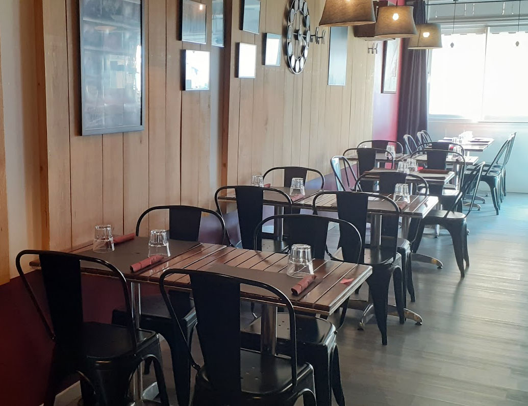 La salle de restaurant de la Pizzreria Rossini à Orgelet